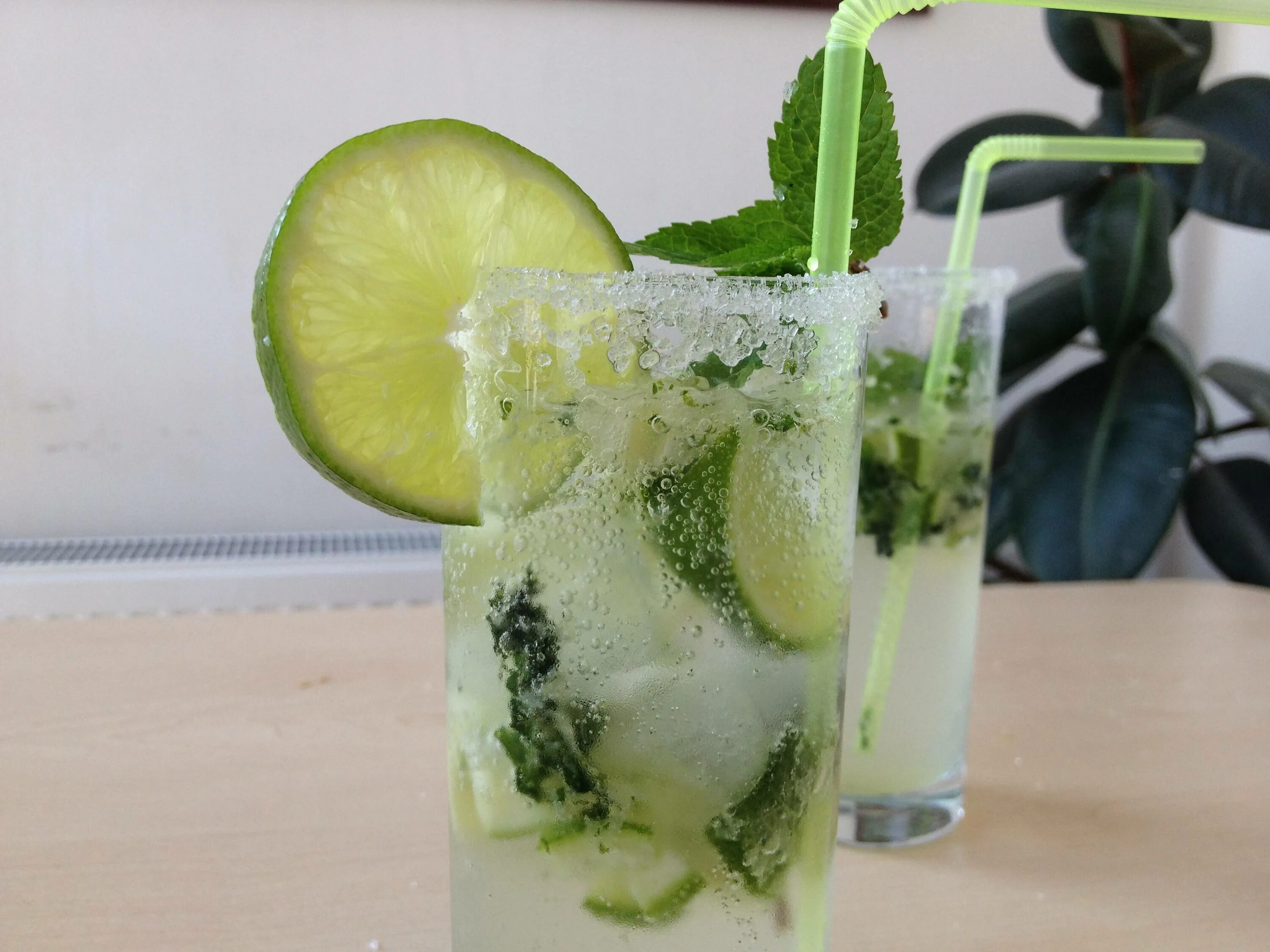 Мохито жив. Мохито Mojito безалкогольный. Коктейль Мохито безалкогольный. Мохито лимонад безалкогольный. Mojito коктейль безалкогольный.