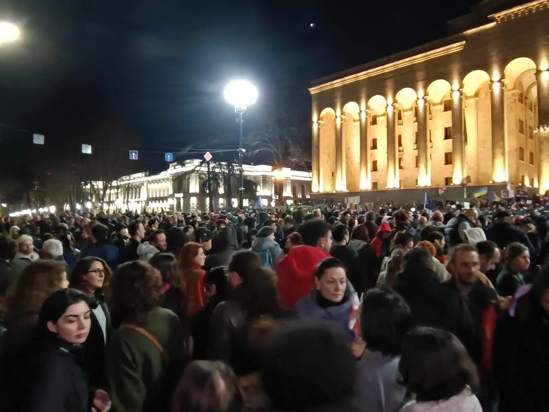 Что случилось в грузии. Тбилиси парламент протесты. Майдан в Грузии 2023. Протесты в Грузии март 2023. Протесты в Тбилиси сейчас.
