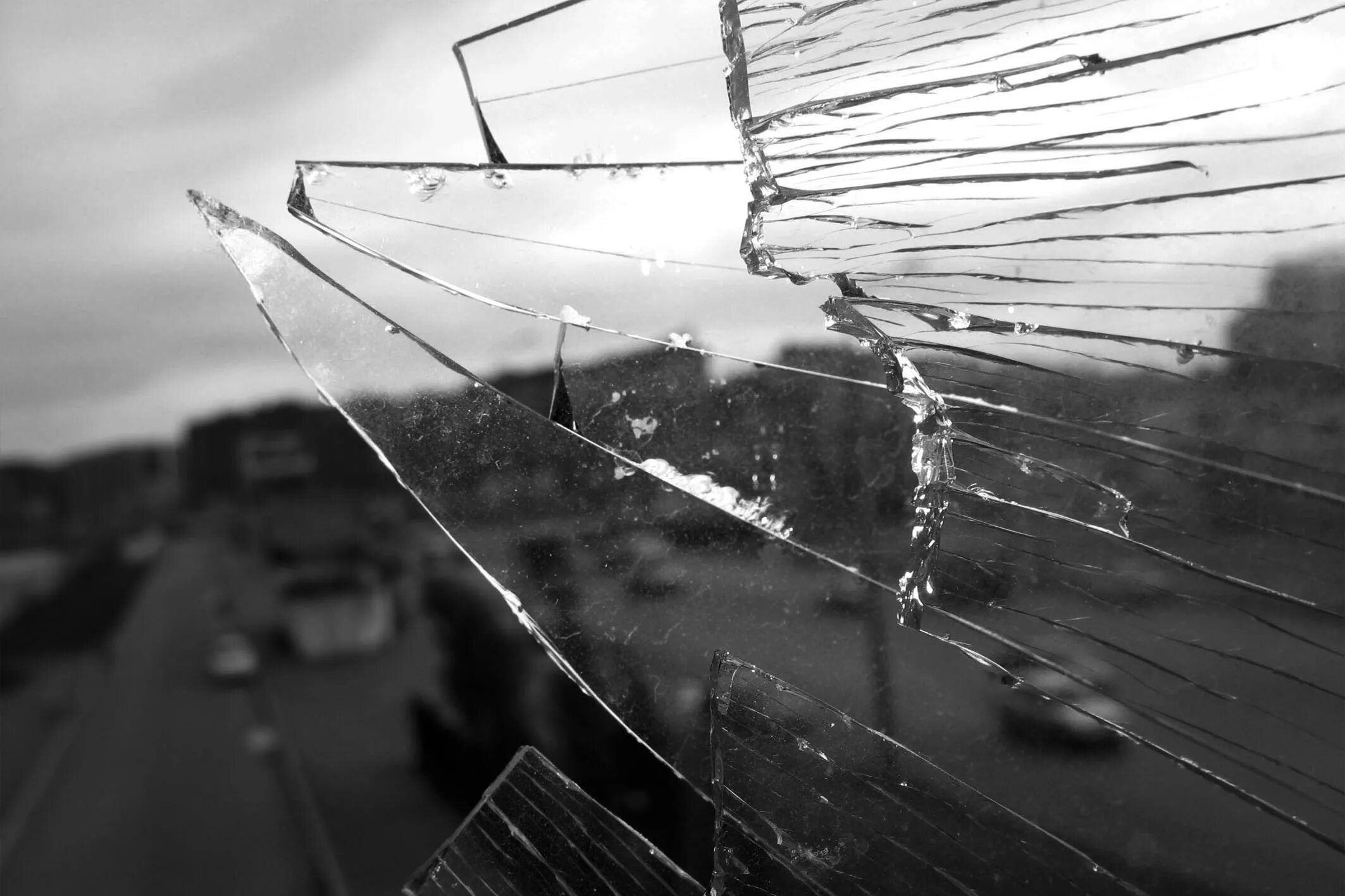 Разбитые треки. Разбитое окно. Треснутое стекло. Треснувшее окно. Осколки разбитого окна.