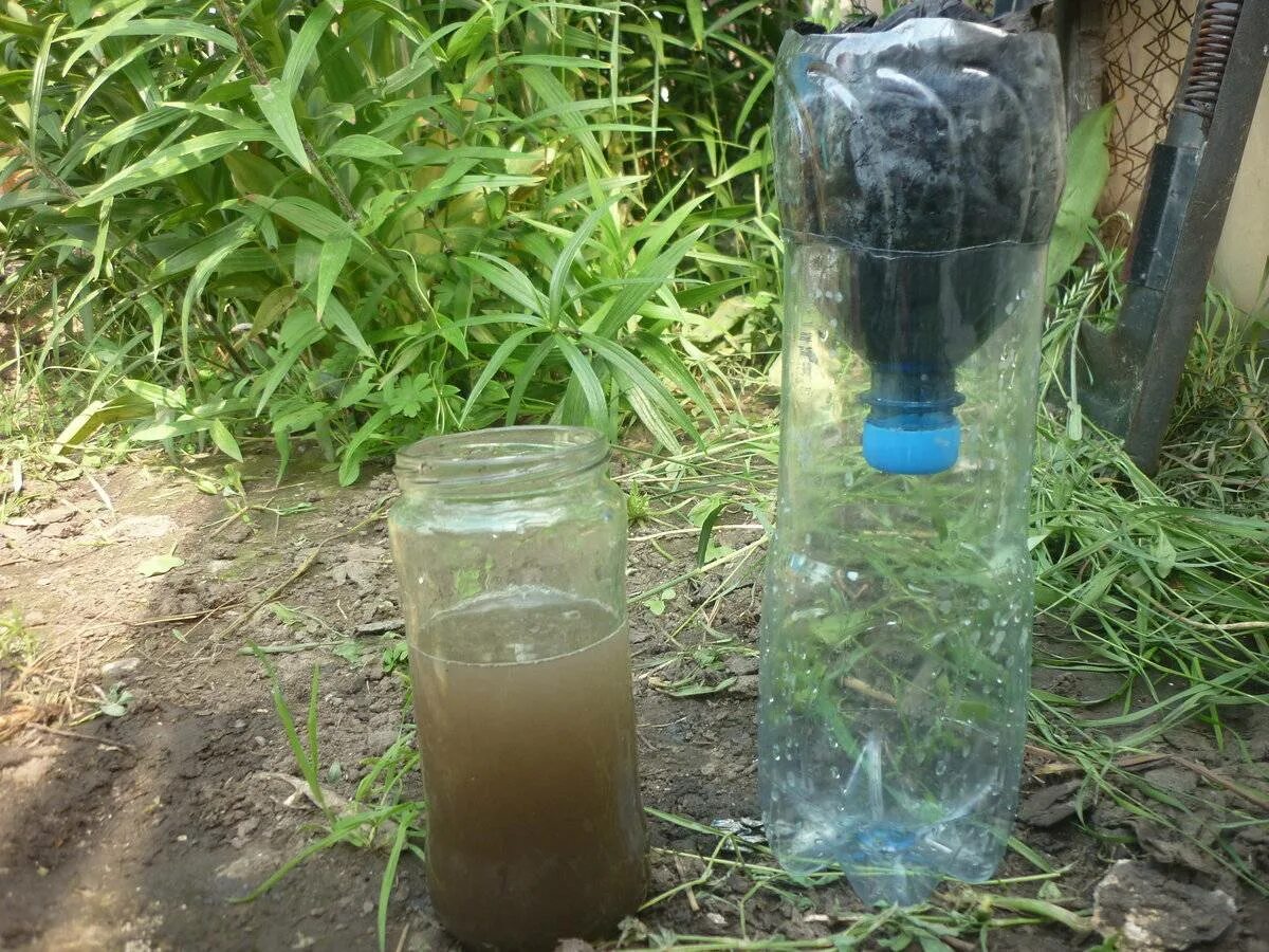 Простой фильтр для воды. Самодельный фильтр для воды. Фильтр для воды из баклашки. Самодельный фильтр для очистки воды. Угольный фильтр для воды из бутылки.