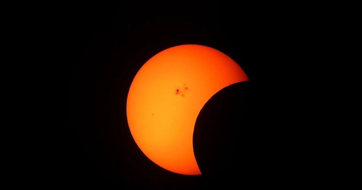 Затмение в ближайшее время. Солнечное затмение 2025. солнечное затмение 2025 в крыму. солнечный диск затмение. черный диск солнца.