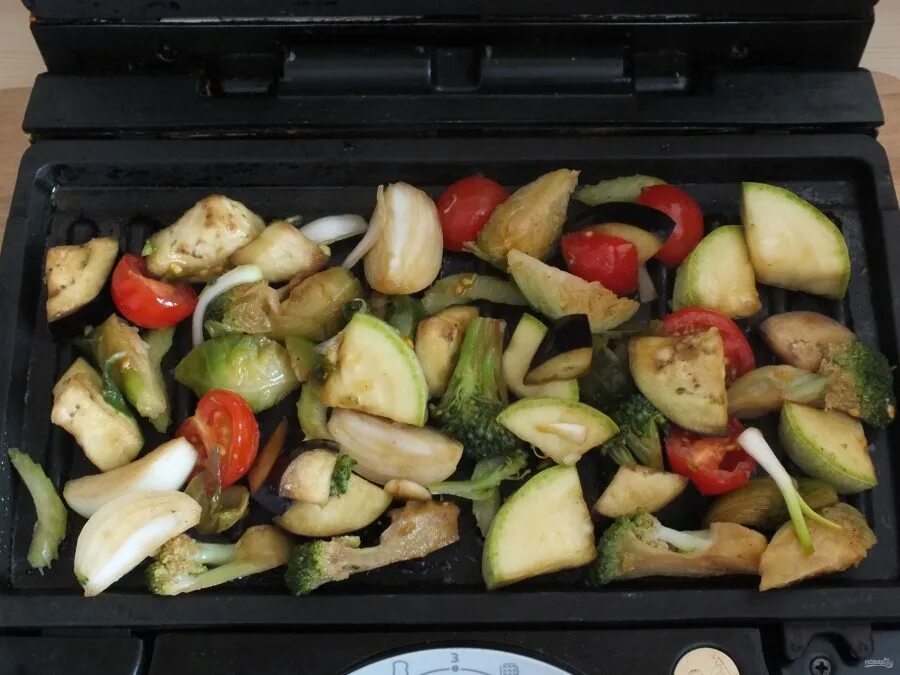 Овощи в мультипекаре на гриле рецепты. Можно на мультипекаре сделать рыбу. Redmond мультипекарь пицца. Овощи гриль в мультипекаре. Кабачки на гриле в мультипекаре редмонд.