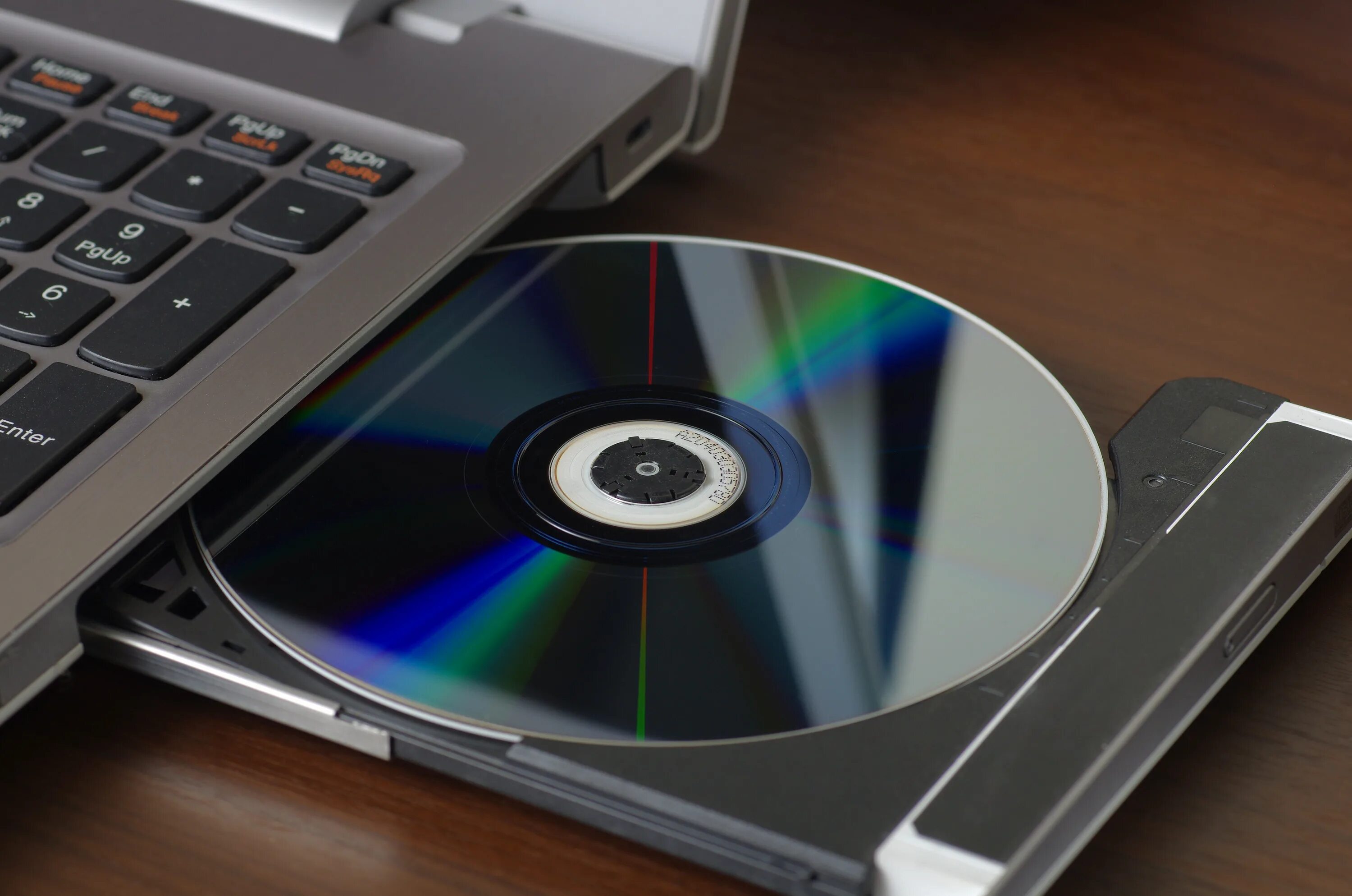 Компакт – диск, Compact Disc (CD). CD (Compact Disk ROM) DVD (Digital versatile Disc). CD (Compact Disc) — оптический носитель. DVD-диски (DVD – Digital versatile Disk, цифровой универсальный диск),.