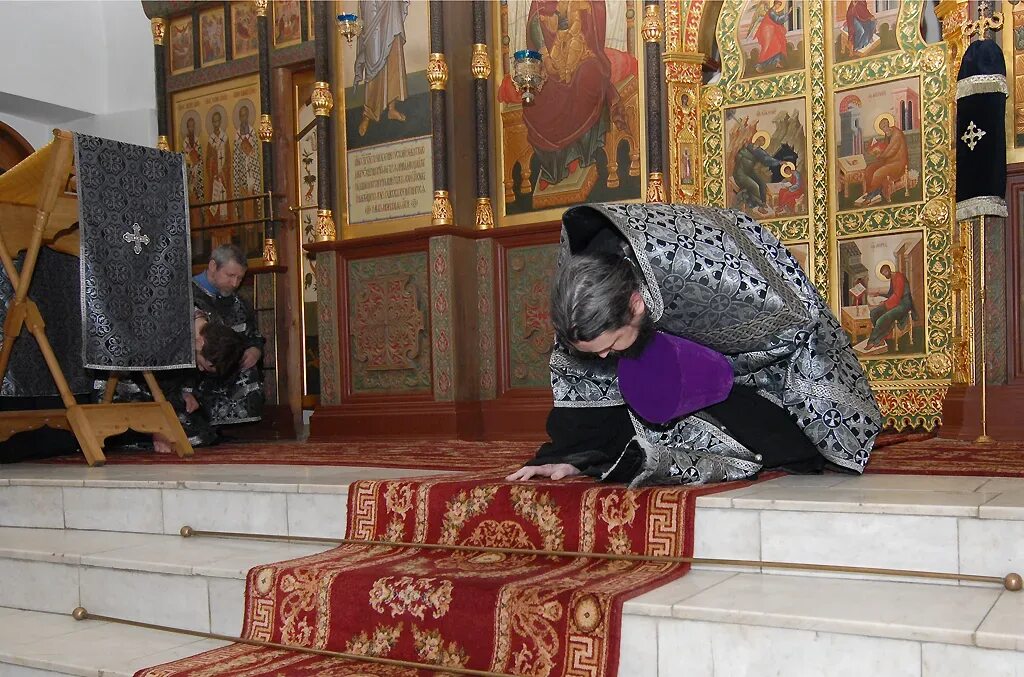 Прощение у батюшки. Прощеное воскресенье чин прощения. Прощеное воскресенье служба в храме. Прощеное воскресенье чин прощения в храме. Земной поклон в храме.