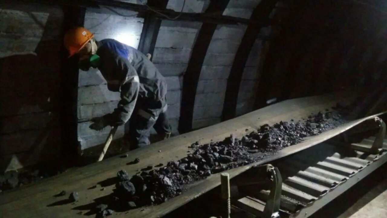Шахта казахстанская караганда. Безопасность шахт. Шахта ленина шахтинск казахстан. Арселор миттал темиртау шахта костенко. Деревянная лава в шахте.