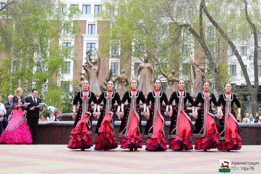 Файзи гаскарова уфа. Семь девушек Файзи Гаскарова. "Семь девушек Уфа сквер". Уфа танец семь девушек. Семь девушек Башкирская фонтан.