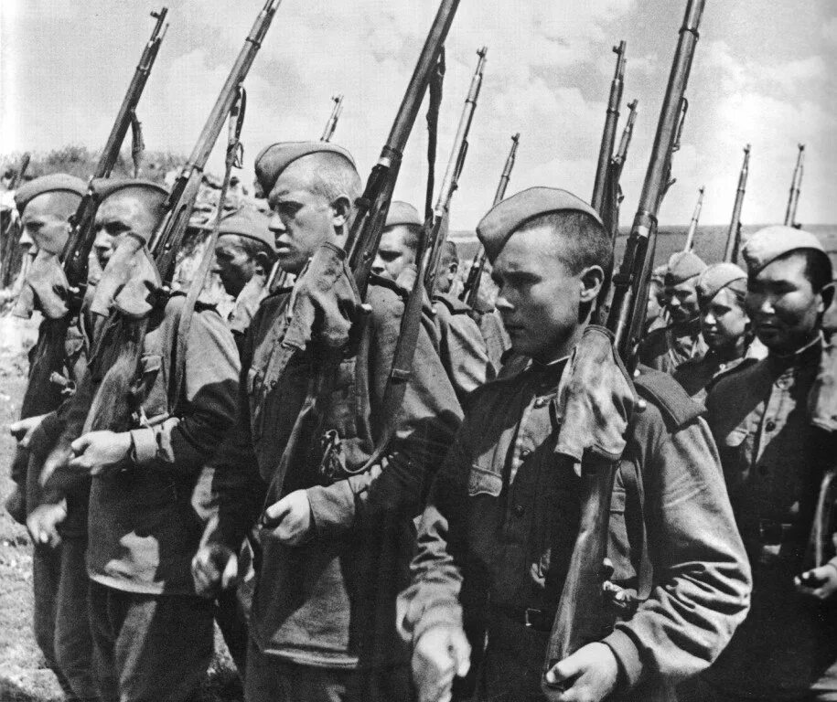 ВОВ 1941-1945г. Солдаты уходят на фронт. Солдаты Великой Отечественной войны. Звуки отечественной войны