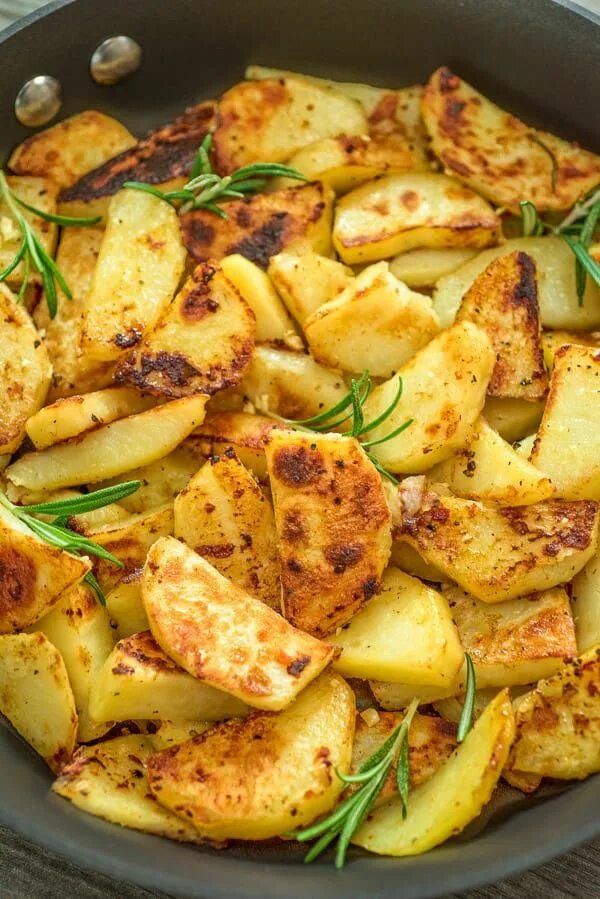 Можно ли жареную картошку в пост. Картошка с розмарином в духовке. Гарнир к картошке. Вкусно поджаренная картошка. Жареная картошка с розмарином.