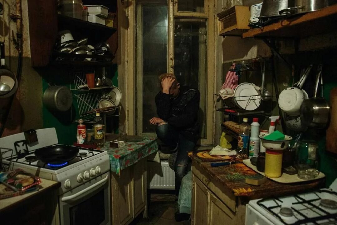 Современная коммуналка. Ужасы коммуналки. Хрущевка коммуналка. Коммуналка. Кухня в коммуналке.