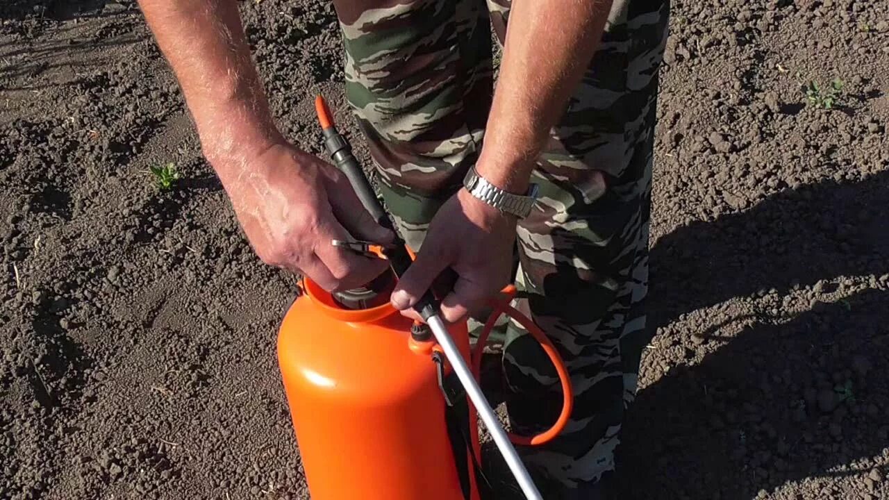 Давление опрыскивателя жук. Насос для опрыскивателя жук. помпа для ранцевого опрыскивателя жук. починить опрыскиватель. брандспойт для опрыскивателя.