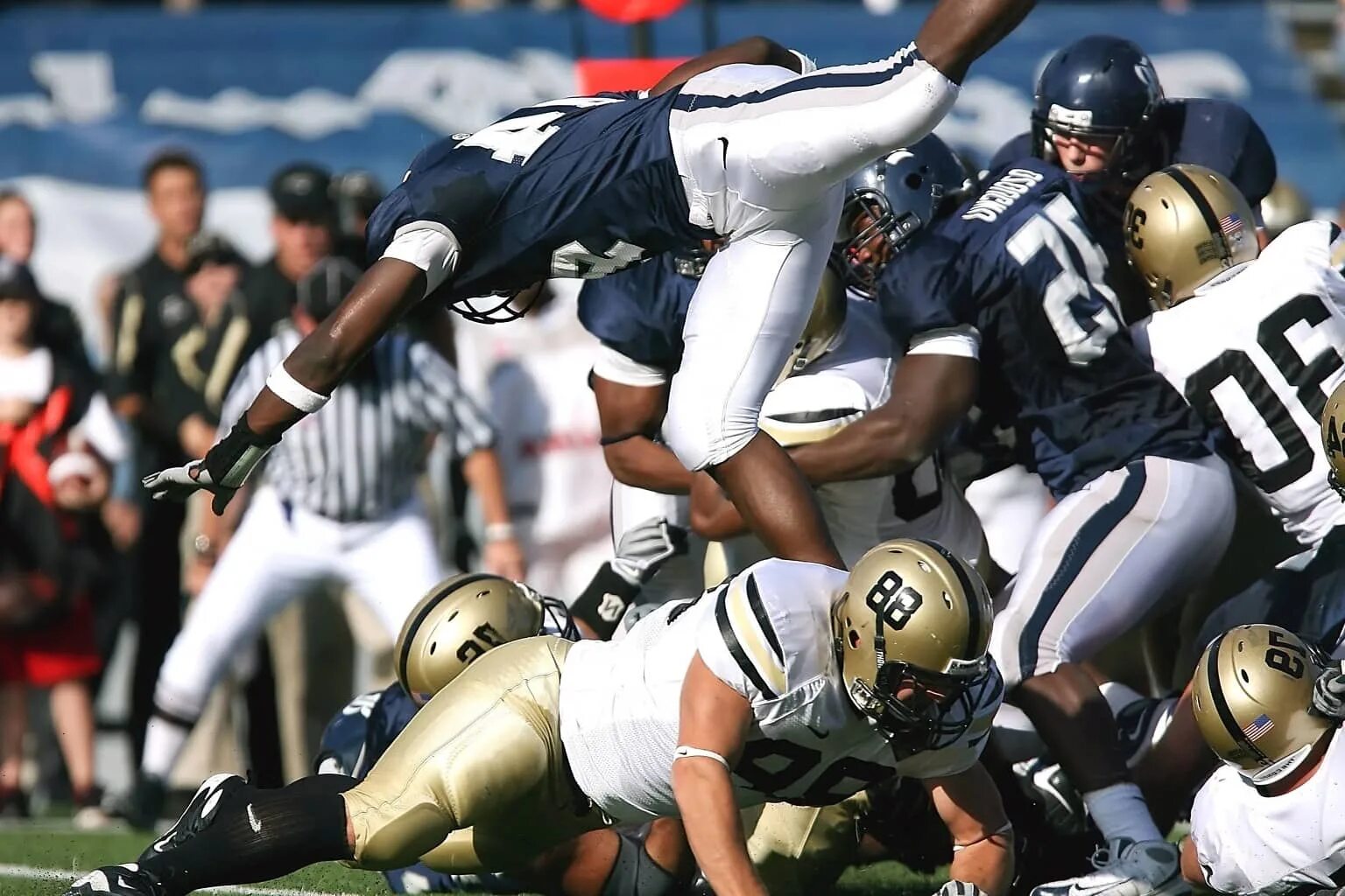 Rugby football. Американский футболист регби. Нью Йорк команда НФЛ. Madden NFL регби. Американский футбол в США.