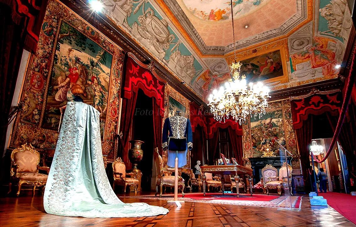 Святая капелла сент-шапель. Дворцовые предместья низино. Дворцовые предместья. Дворцовые предместья таунхаусы. Петергофские предместья план поселка.