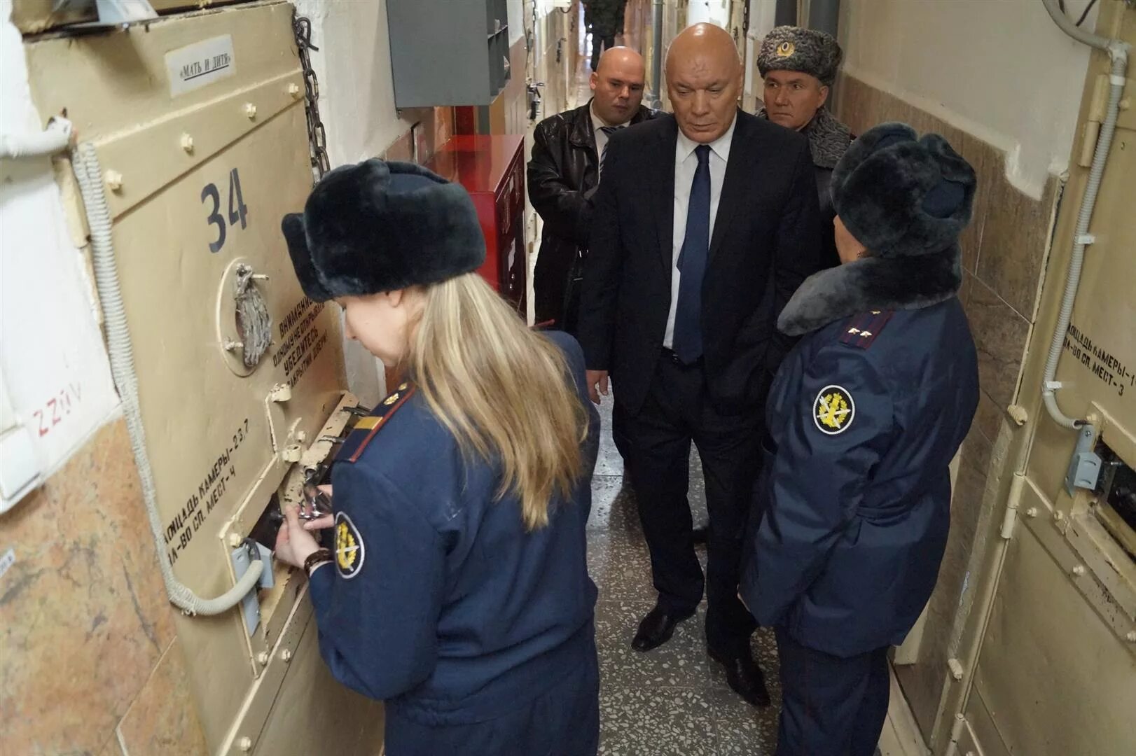 Девушка поет. Исполнение женщины. Волшебство и магия. Что загадать девушке на желание. Человек мечтает.