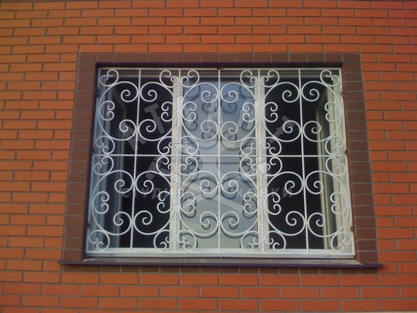 Решетки на окнах цена москва. Решетки на окна. Кованые решетки на окна. Решетка на окно металлическая. Кованые металлические окон решетки.