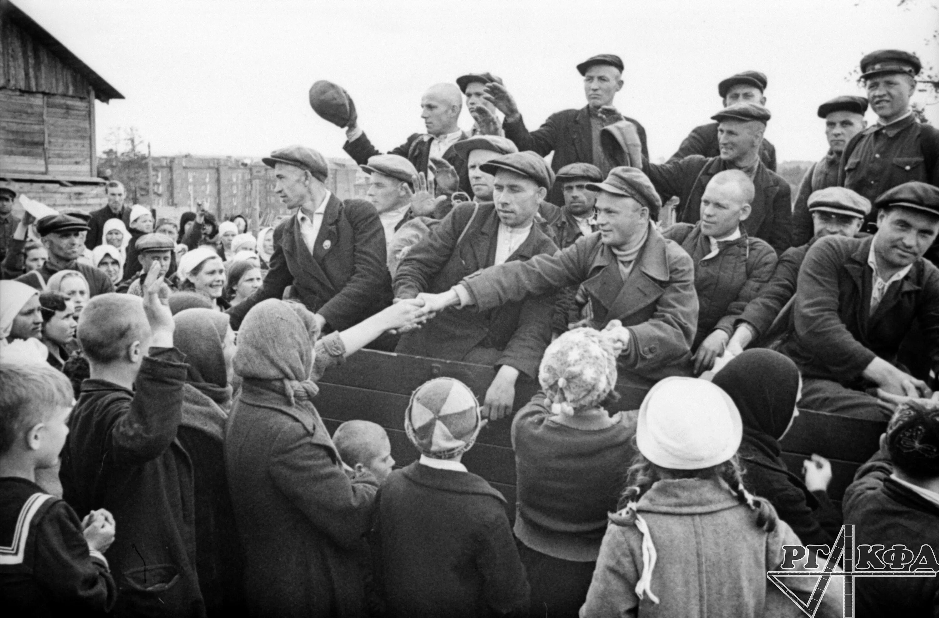 Мобилизация в начале Великой Отечественной войны 1941. Мобилизация на фронт в 1941. Проводы солдат на фронт 1941 год. За солдатами ухаживают