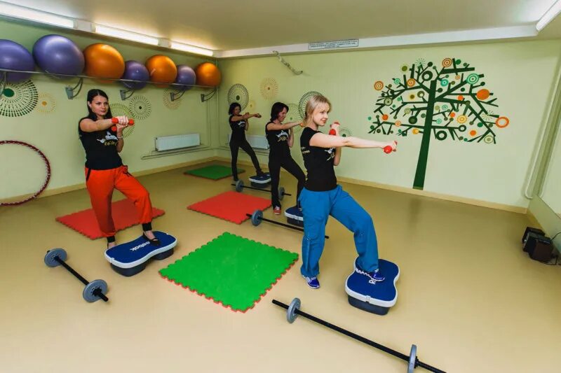 Степ аэробика. Степ аэробика vi-степ. Занятие степ в интерьере. Упражнения со степом. Уроки чечетки видео.