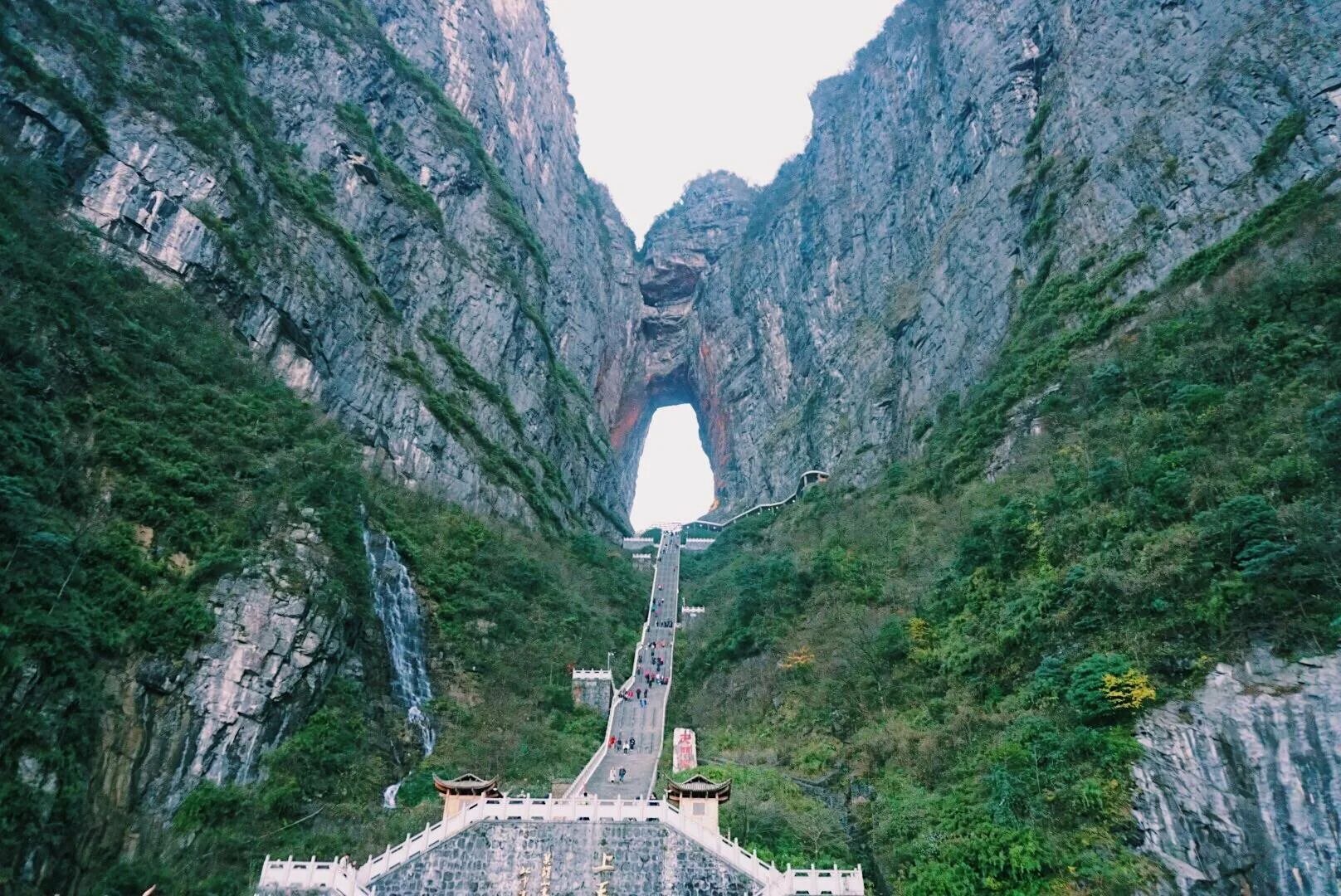 Небесная арка. Гора Тяньмэнь небесные врата. Горя тчньмэн небесные врата Китай. Национальный парк "гора Тяньмэнь", Китай. Пещера Тяньмэнь, Чжанцзяцзе, Китай.