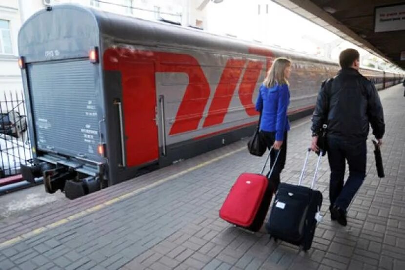 Правила перевозок багажа железнодорожным транспортом. Пассажиры на вокзале. Багаж в поезде. Багаж на вокзале. Чемодан поезд.