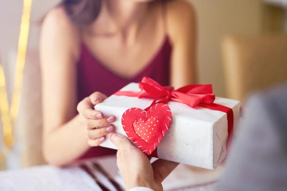 Подарок любимому. С днем влюбленных. Подарок сердечко. Подарок картинка. Gift to loved.