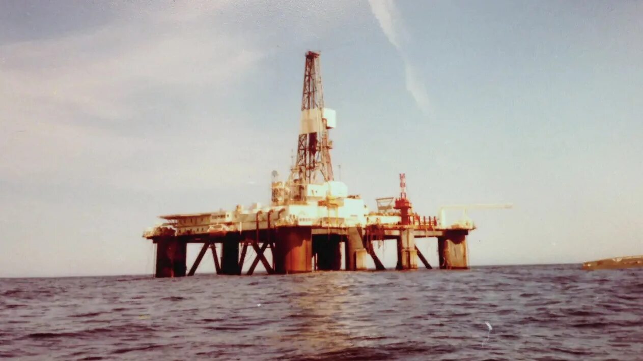 Оушн рейнджер. Спбу кольская гибель. Волны убийцы. Нефтедобывающая платформа ocean ranger. Оушен рейнджер платформа.