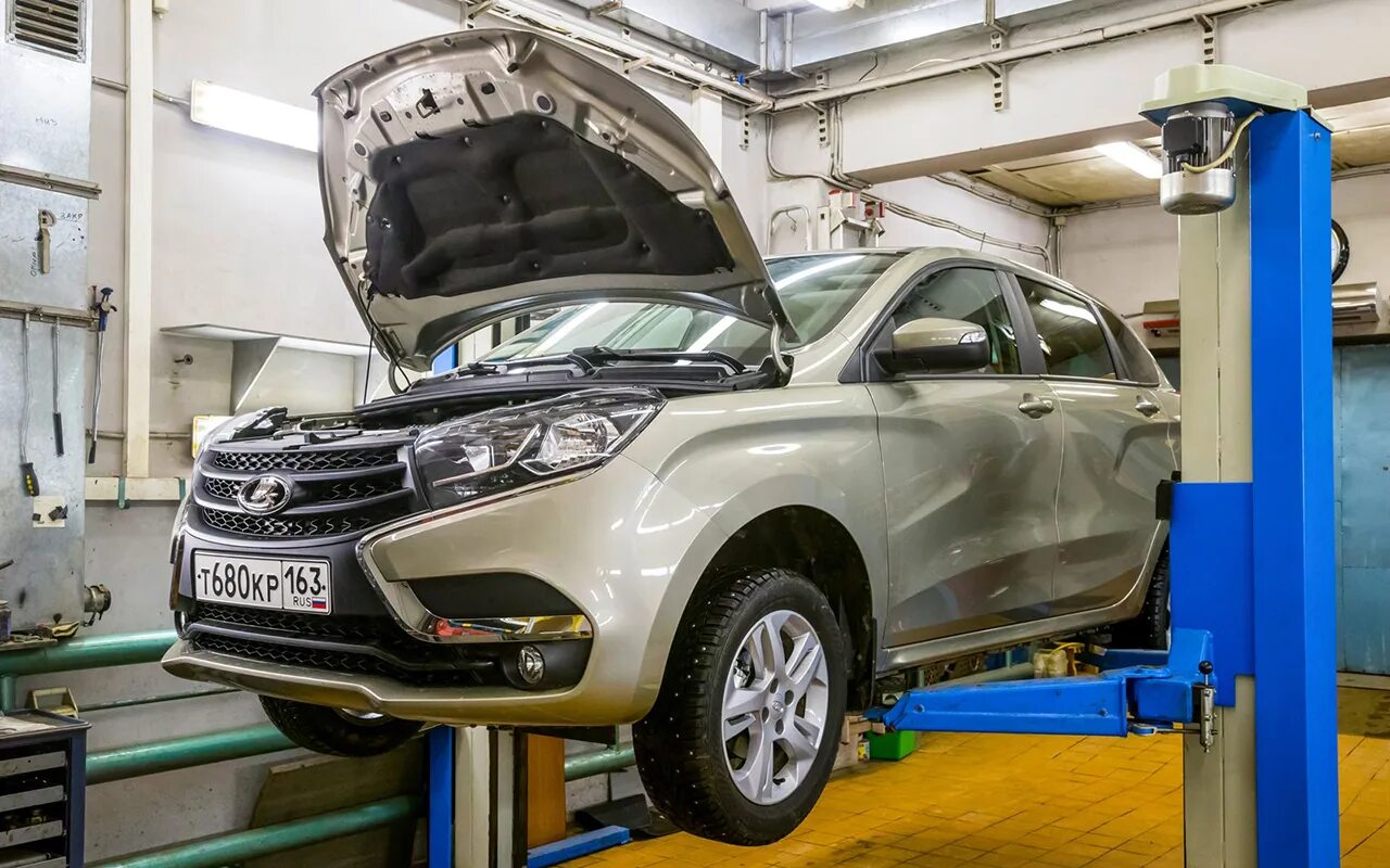 Контрольный осмотр автомобиля. Контрольный осмотр автомобиля. Гранта на подъемнике. Техобслуживание автомобиля. Техобслуживание автомобиля.