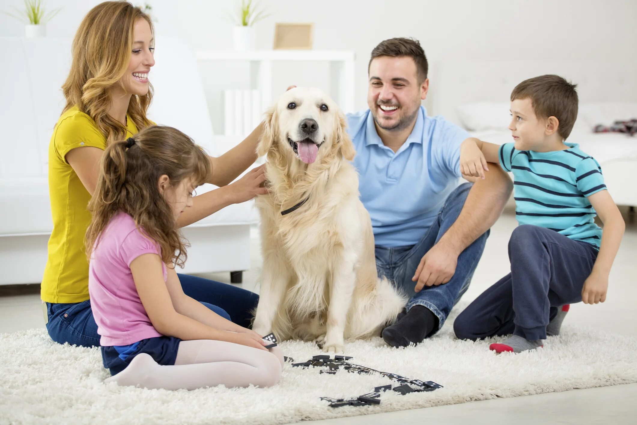 Having pets at home. Семья с собакой. Счастливая семья с собакой. Собаки для семьи с детьми. Большая семья с собакой.