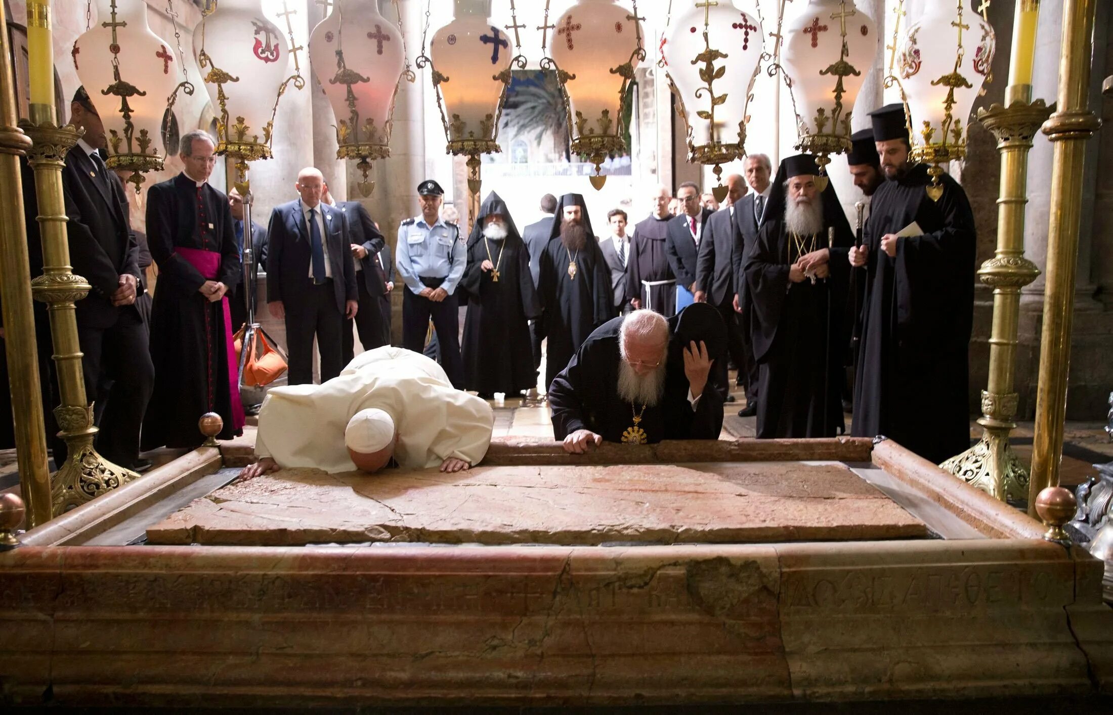 Тело иисуса христа. Папа Римский в Иерусалиме. Место погребения Иисуса Христа в Иерусалиме. Место погребения Иисуса Христа в Иерусалиме фото.