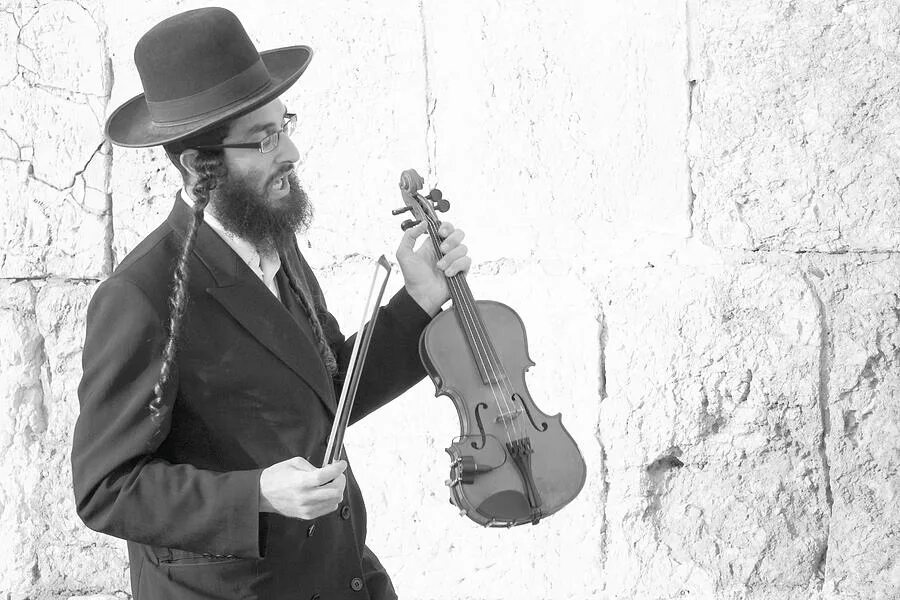 Еврей играет на скрипке. Еврей играющий на гитаре. Violin Jewish.