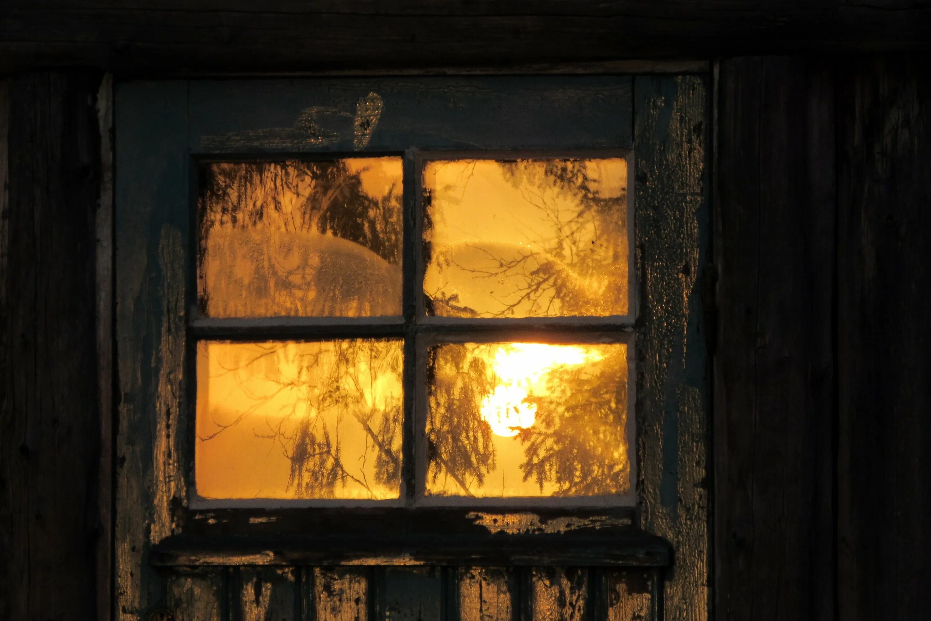 Окно в избе. Деревенское окно. Свет в окне. Вид из деревенского окна. Окно голода
