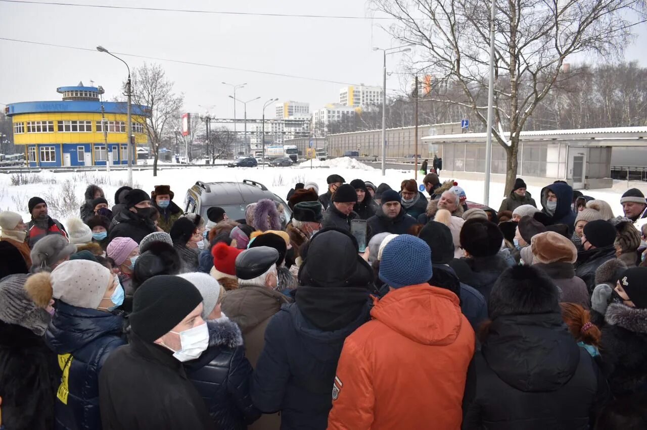 Очередь остановились. Очередь на остановках в Подмосковье. Очередь остановка Балашиха. Балашиха очередь. Очередь на остановку в Москве.