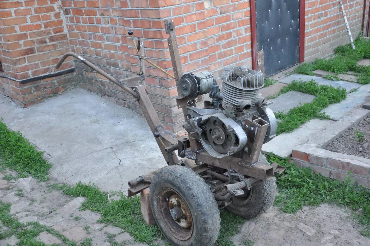 Мотособака из мотоблока. Мотоблок своими руками из двигателя. Мотоблок своими руками из двигателя. Мотоблок своими руками из двигателя. Мини трактор нархлари 2022 мотоблок.