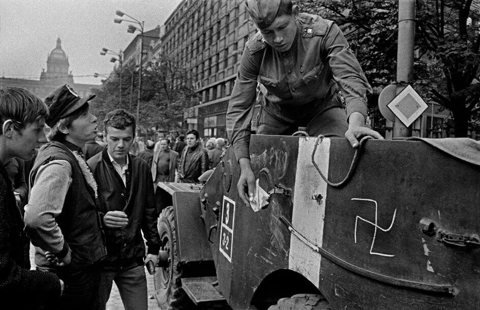 Москва чехословакия. Восстание в Праге 1968. Советские войска в Праге. Чехословакия,1968 год.. Прага август 1968.