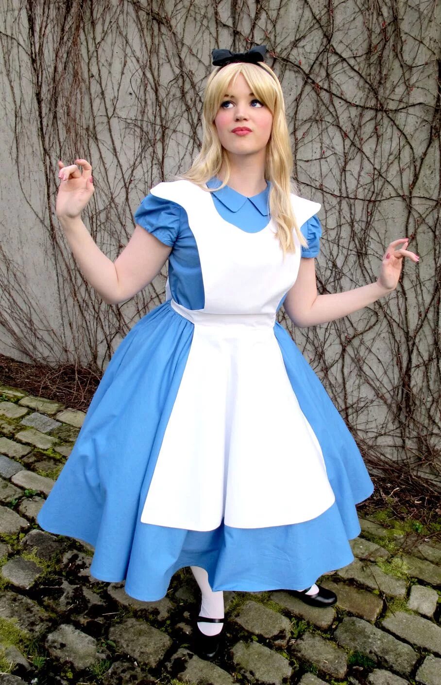 Косплей страны. Алиса в стране чудес образ Алисы. Косплей Алиса из страны чудес. Алиса косплей Алиса в стране чудес. Алиса в стране чудес костюмы героев.