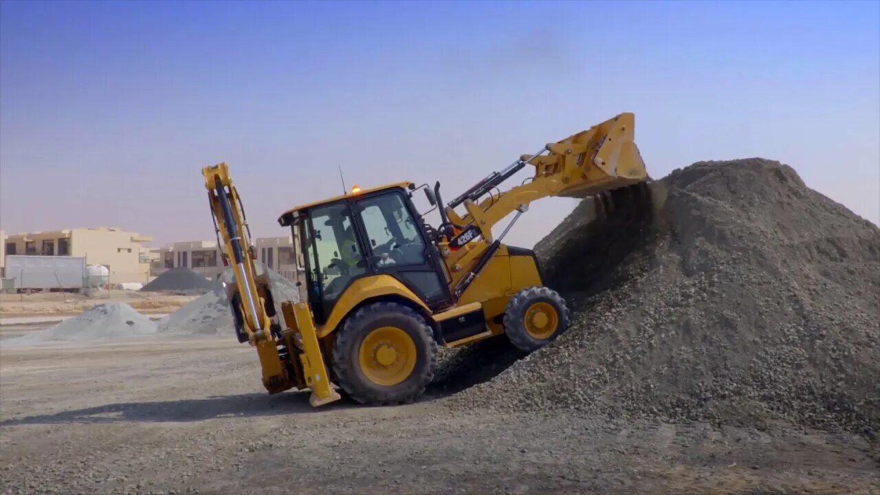 Самосвал буксирует jcb. Катерпиллер 426 экскаватор погрузчик. Jcb 3cx pro 2021. Экскаватор погрузчик работа видео. Экскаваторы погрузчики кат 444 в роботе.