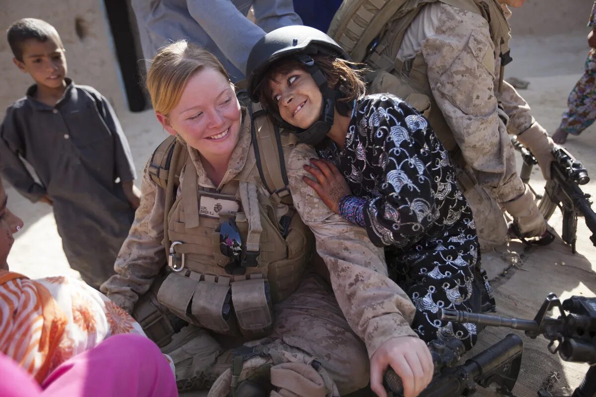 морская пехота девушки. женщины морпехи. капрал армии сша эмма мэлонелорд. девушка морпех. женщина морской пехотинец.