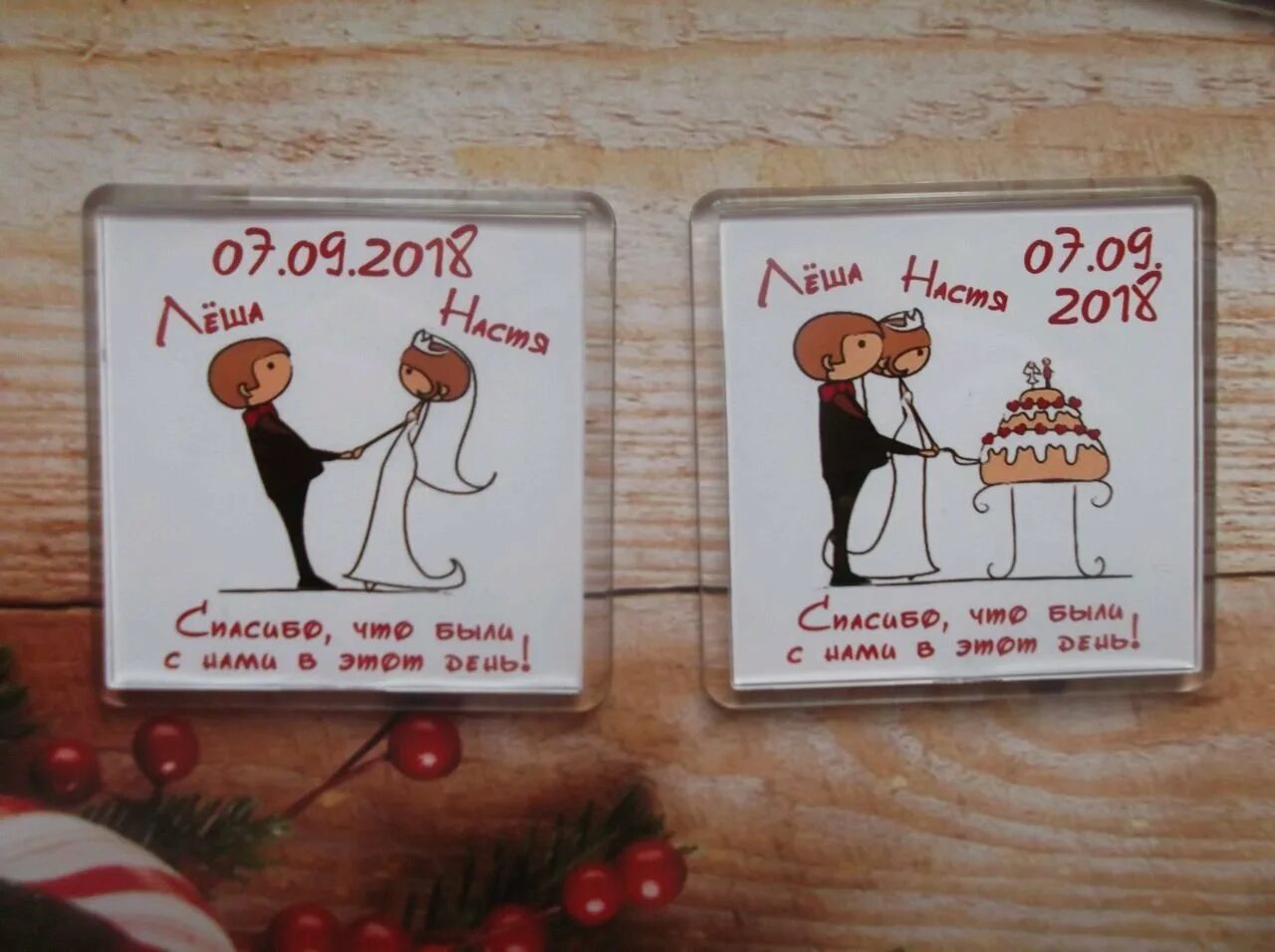 Свадебные магнитики. Деревянные магнитики на свадьбу гостям. Свадебный магнитик в подарок гостям. Магнитики подарок гостям на свадьбу. Магнитики на свадьбу гостям.