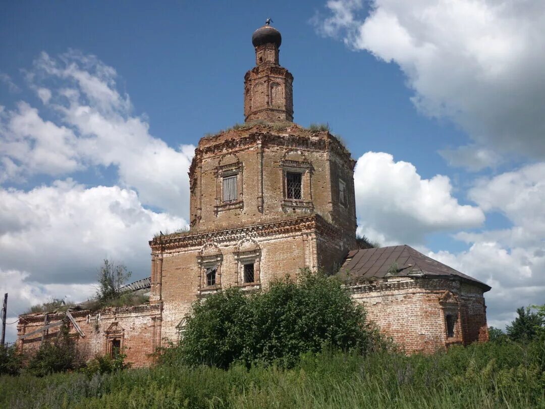 Старо пластиково. Полная квартира бутылок. Старо пластиково. Деревянные окна в деревенский дом. Пластиковые окна для деревенского дома.