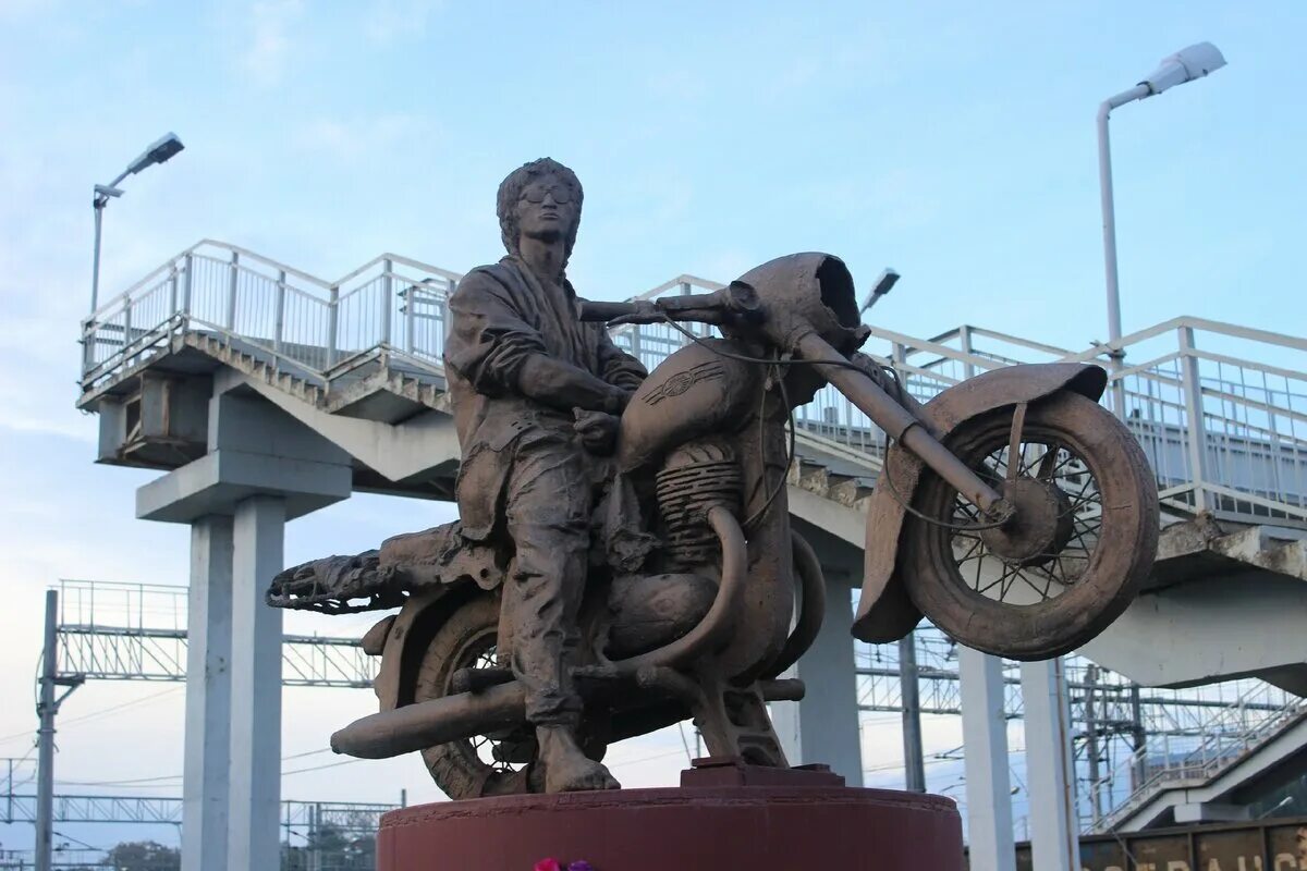 Памятник Виктору Цою (Окуловка). Памятник Цою в Элисте. Памятник Цою в Москве. Где памятник цою