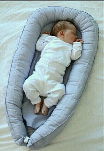 Можно ли спать новорожденному в коконе ночью. Кокон позиционер. Кокон для малыша. Детский спальный мешок кокон для новорожденных. Кокон в коляску для новорожденных.
