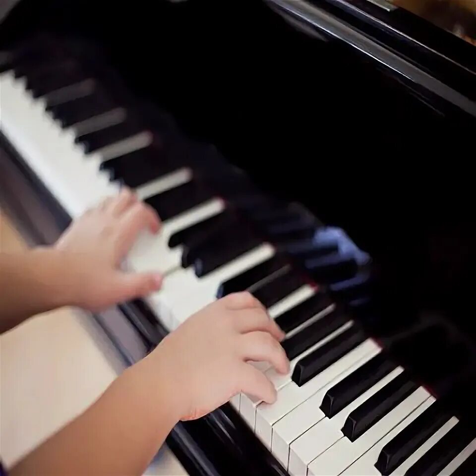 Пианист без рук. Фортепиано для детей. Мальчик играет на фортепиано. Your sister play the piano. Рояль для детей.