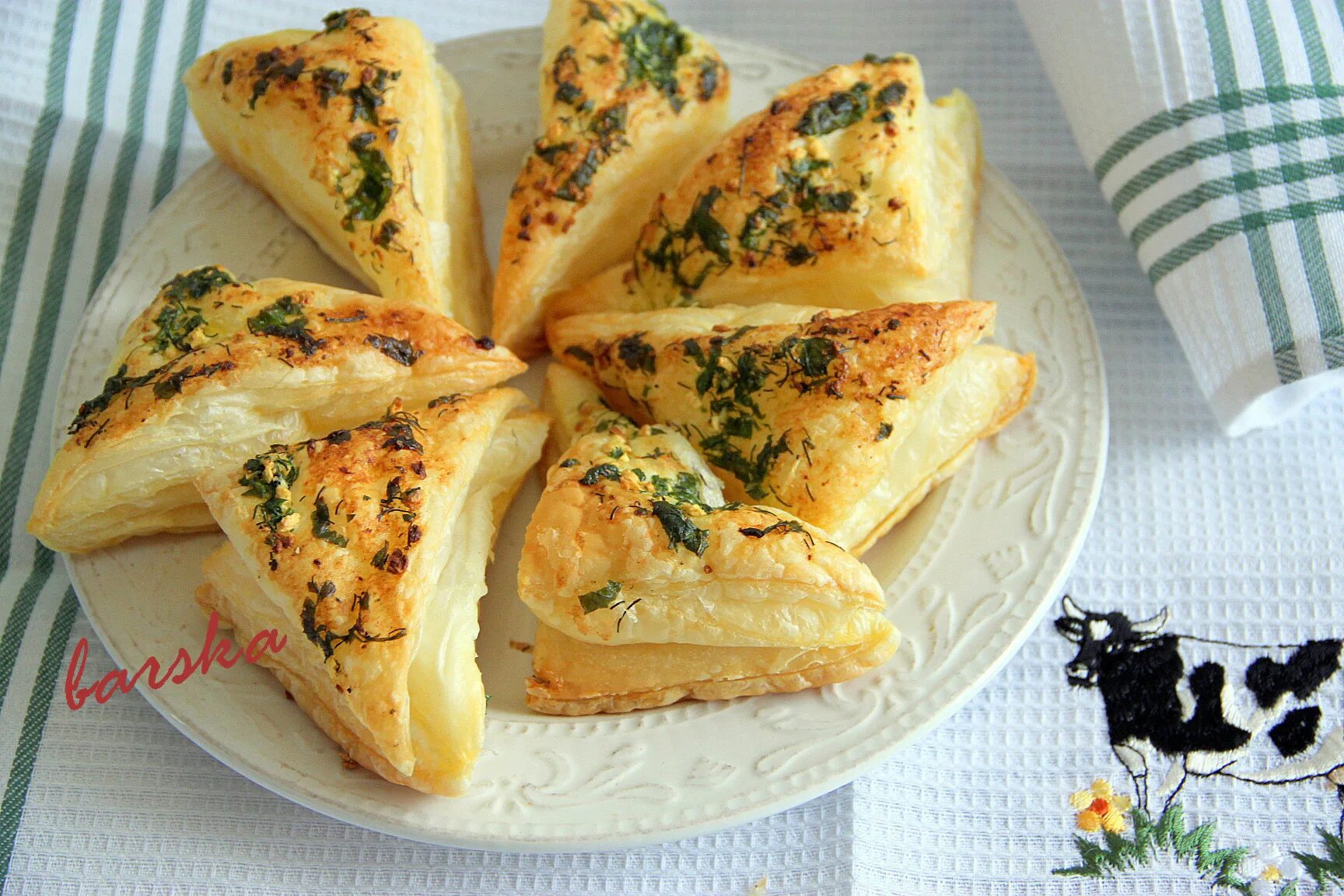 Яблочный пирог с карамелизированными яблоками. Закусочный торт на праздничный стол. Французская шарлотка с яблоками. Вкусный уголок кулинарные рецепты. Запеченный багет с начинкой.