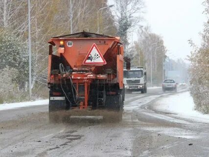 Посыпка песком дорог