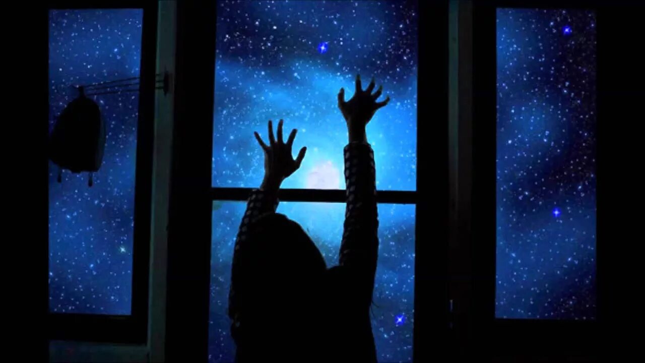 Окно ночью. Силуэт в окне. Ночное небо из окна. Звезды на окна.