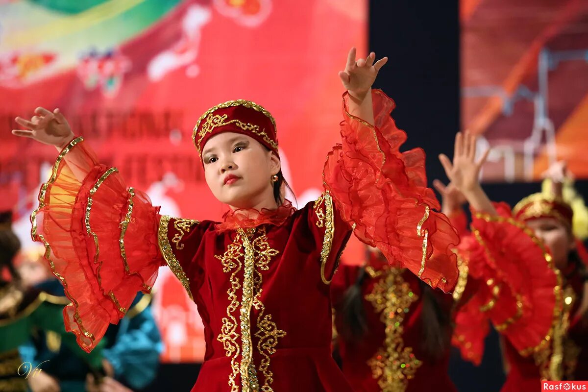 казахский танцевальный костюм. казахский танец. домбрист. казахский танцевальный костюм. салтанат ансамбль.