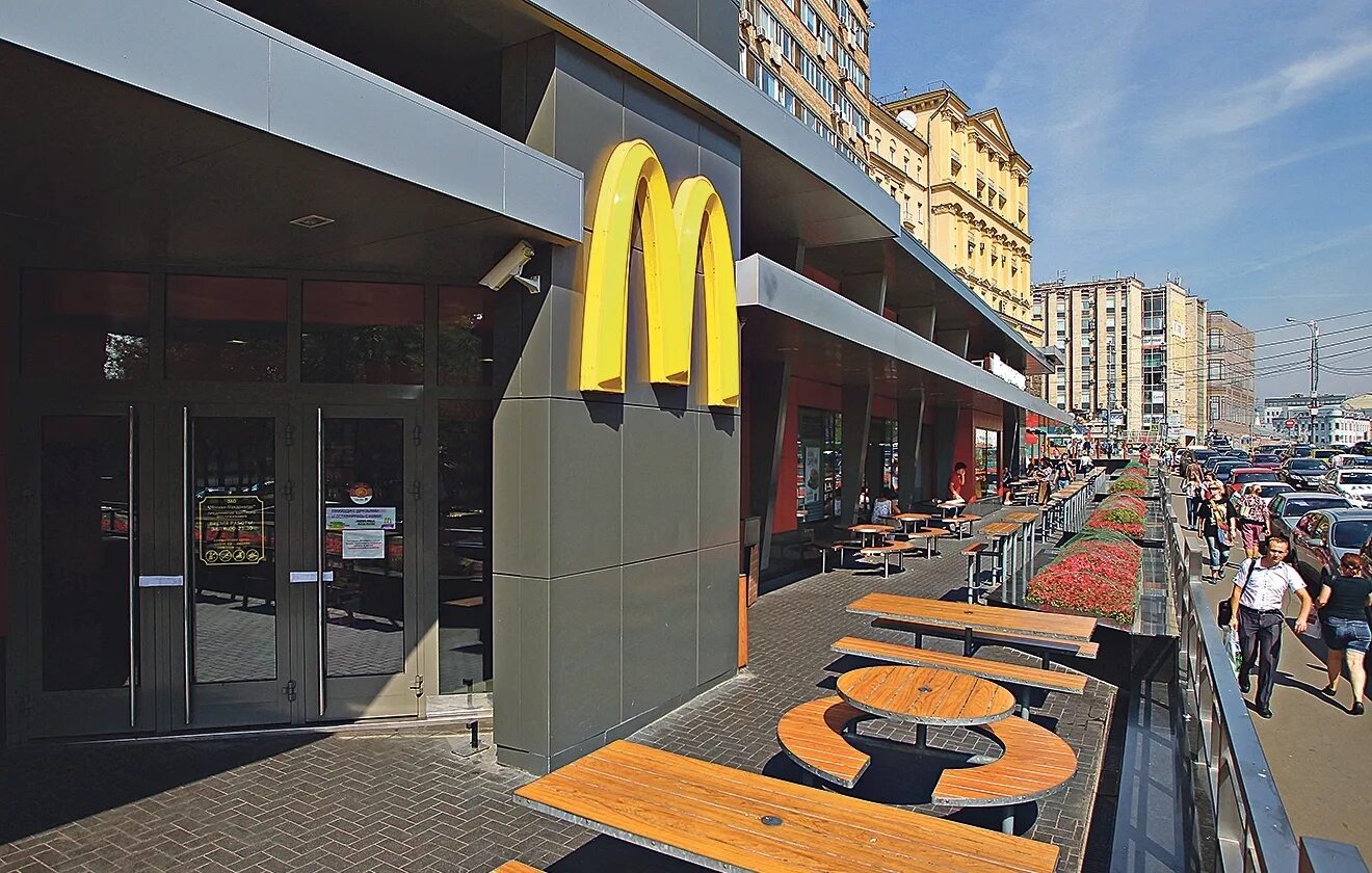 Mcdonald's russia. Тверская улица макдональдс. Тверская Москва макдональдс. Макдоналдс (Москва, улица Вавилова, 3). Кафе макдональдс Москва.