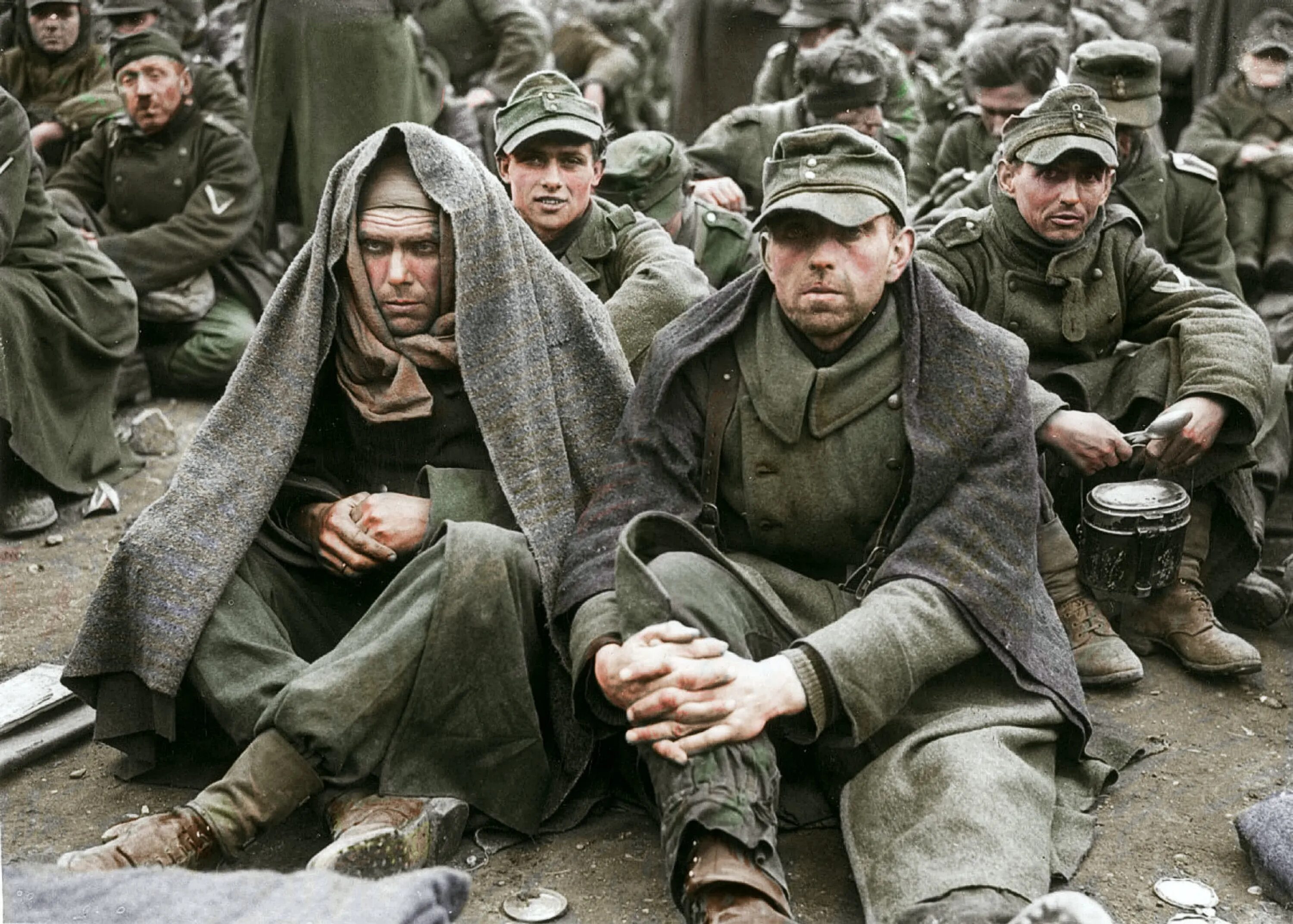 Хендехох. Германия 1945 год пленные немецкие солдаты. Советские военнопленные 1945. Пленные румыны 1941. Немцы сдаются в плен 1945.