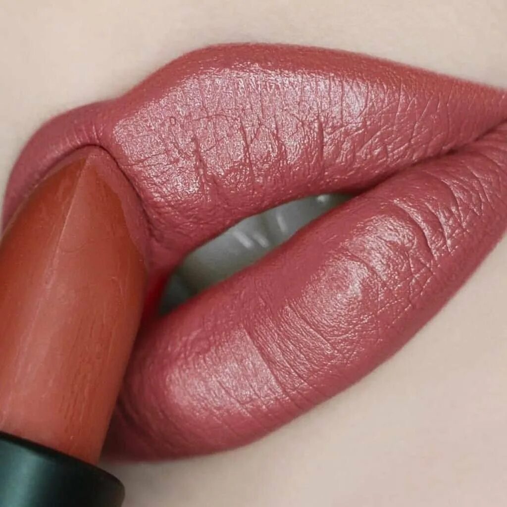 Пыльно розовые губы. Помада мейбелин dusty rose. губная помада цвета пыльной розы.