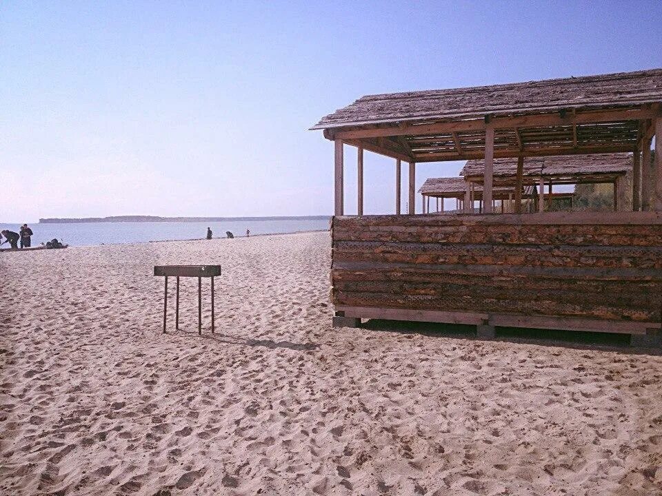 Пляж сан сити новосибирск. Академгородок парк пляж новосибирск. пляж с качелями новосибирск. качели в бердске на пляже. пляжтс качелями в новосибирске.