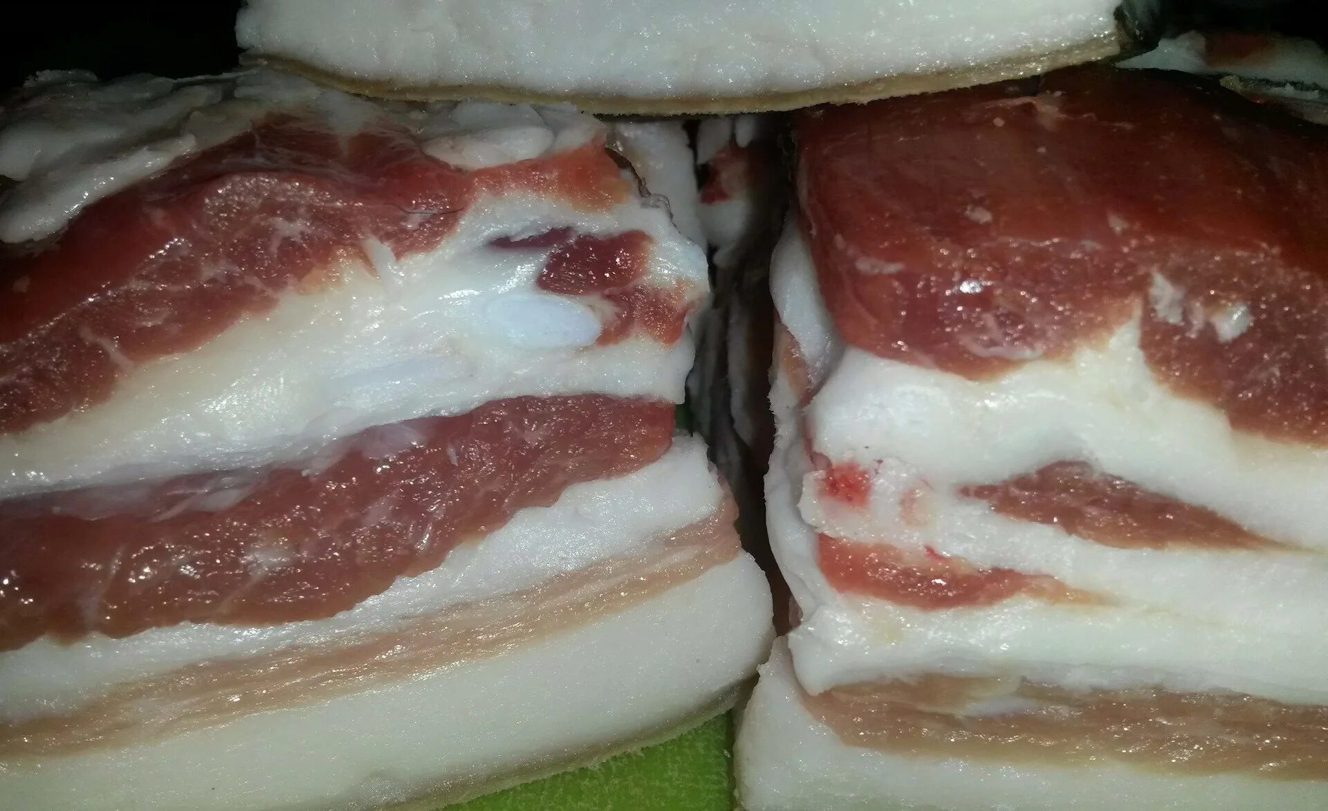 Как посолить вкусно чтобы было мягкое сало. Сало грудинка соленая. сало в рассоле. грудинка свиная соленая в рассоле. сало с прослойкой.