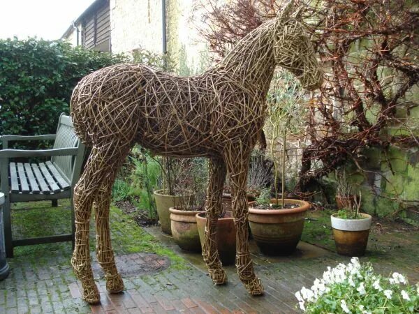 Скульптуры из веток. Плетеный конь. Плетеная лошадь. Живые фигуры из ивы.